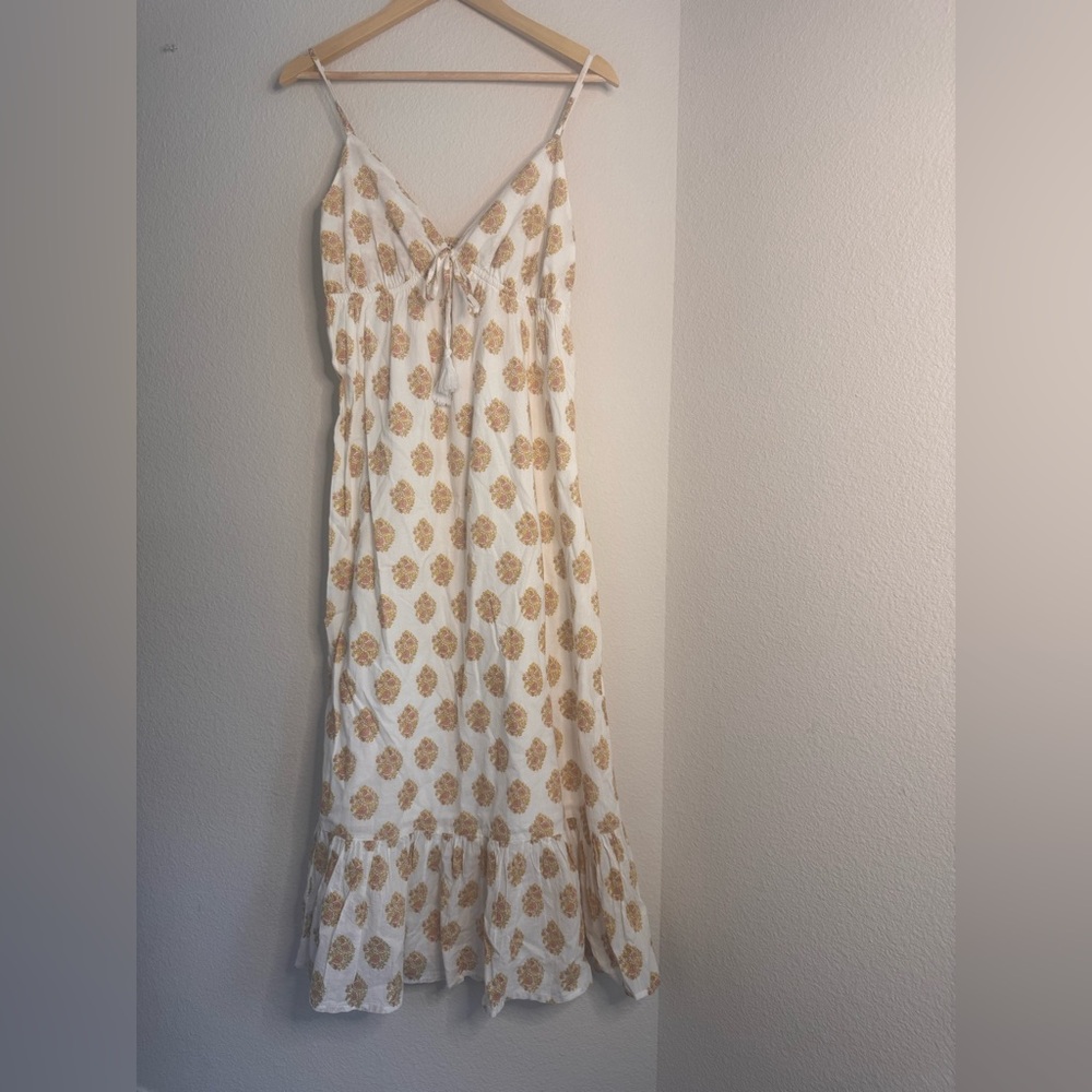 Chic Floral Maxi Dress in Cream and Gold Floral Pattern Size M